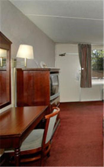 هوموود Travel Inn الغرفة الصورة