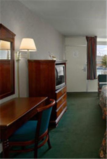 هوموود Travel Inn الغرفة الصورة